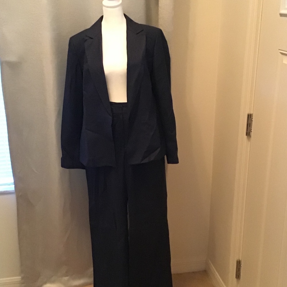 Beautiful Blue Kasper pantsuit. Very good condition
